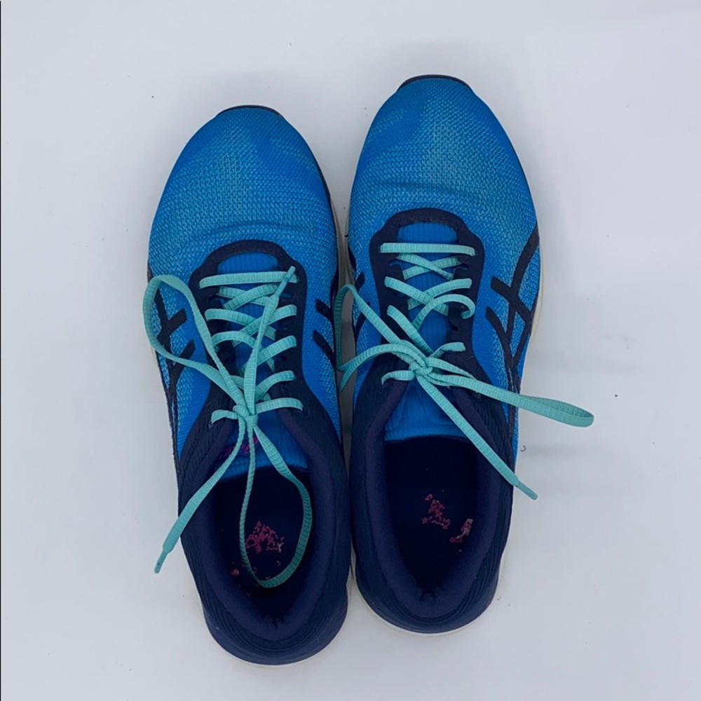 ASICS women fuze x gel shoe. Size 9